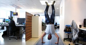 Immer sportlich und immer für einen Spaß zu haben: Runtastic-CEO Florian Gschwandtner macht Handstand im Office im oberösterreichischen Pasching. © Jakob Steinschaden