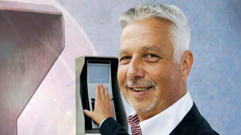 Gründer Rainer Philippeit lässt seine Venen mit "ID-Palm" scannen. © Philippeit Biometric Secure Systems