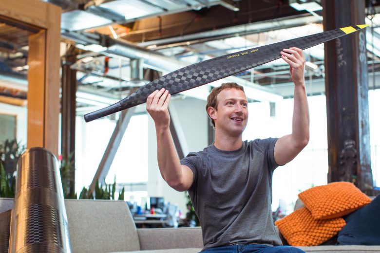 Mark Zuckerberg looking at a propller of the Aquila drone.