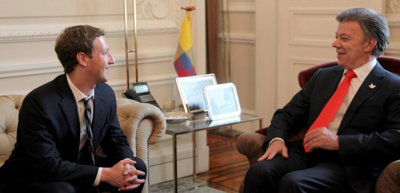 Mark Zuckerberg looking at President of Colombia, Juan Manuel Santos.