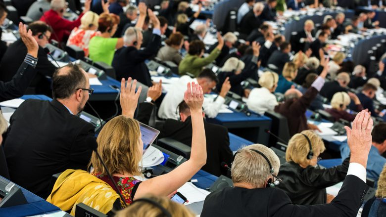 Hände hoch im Hohen Haus von Straßburg. © European Parliament/Flickr