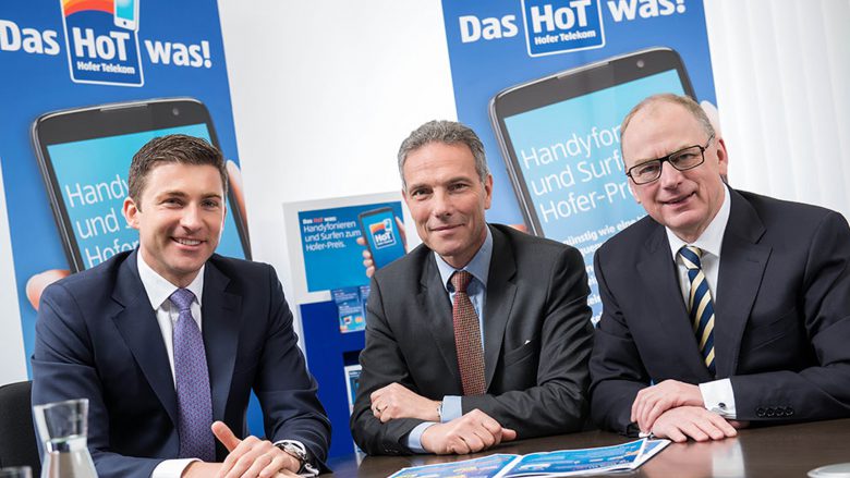 Michael Krammer (Mitte) mit den beiden Hofer-Generaldirektoren Günther Helm und Friedhelm Dold. © Hofer