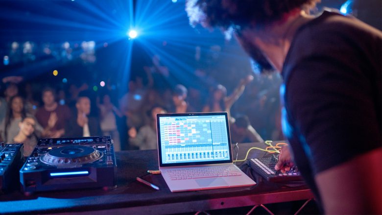 Werden DJs künftig auf ihr MacBook verzichten und am Surface Book auflegen? © Microsoft