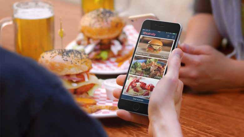 Burger essen und dabei aufs Smartphone starren. © Dealrally