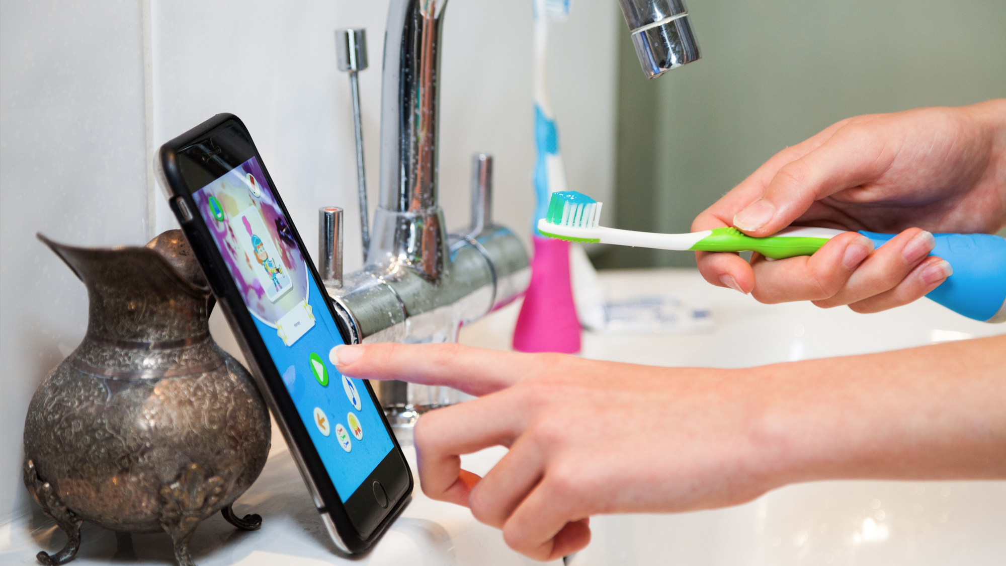 Hoffentlich rutscht das Smartphone nicht ins Waschbecken. © Playbrush