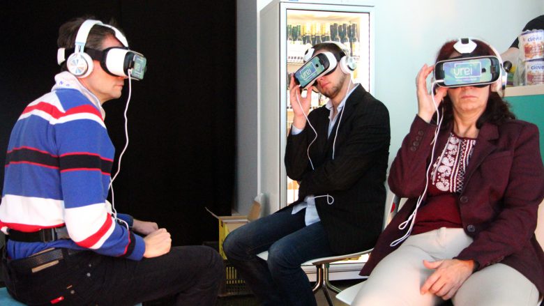 Gäste des Wiener Lokals vrei probiren erstmals Virtual Reality aus. © Jakob Steinschaden