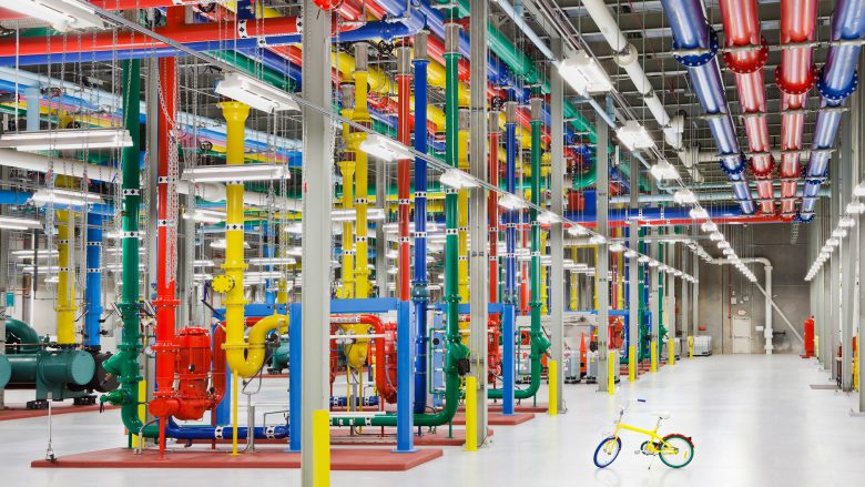 Viele bunte Röhren und ein Fahrrad: Alltag in einem Rechenzentrum von Google. © Google