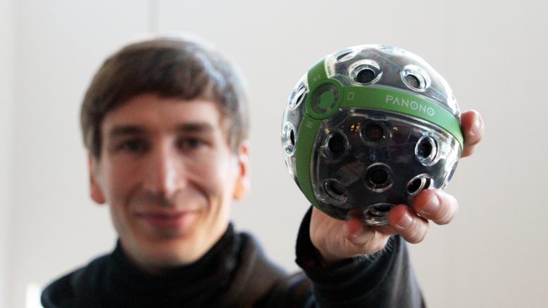 Jonas Pfeil mit Ballkamera, fotografiert mit normaler Kamera. © Jakob Steinschaden