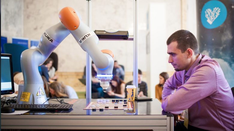 Roboter Kuka spielt "Go" gegen interessierte Besucher. © Pioneers.io