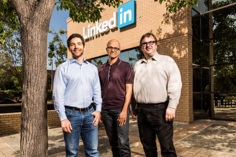 Jeff Weiner (CEO LinkedIn), Satya Nadella, CEO Microsoft) und Reid Hoffman (LinkedIn-Gründer). © Microsoft