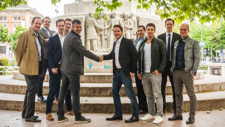 Das Team von thesocialbet (rechts) und die Investoren (links). © thesocialbet