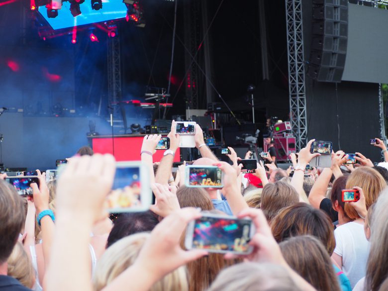 Keine guten Freunde: Künstler und Fans, die ihre Musik auf YouTube hochladen. © Fotolia/upschuette