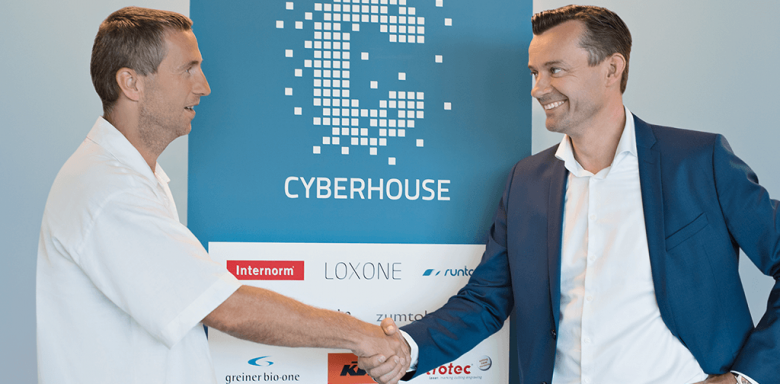 Andreas Stöckl von Cyberhouse und Gerhard Kürner von Lunik2 beim finalen Handschlag. © Lunik2