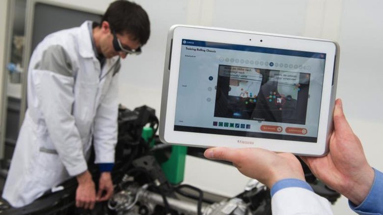 Android-Tablet sendet Daten an AR-Brille von Epson. © Volkswagen