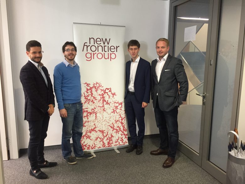 Gregor Bierent (rechts), Director New Frontier Group, gratuliert dem predictR-Team – hier im Bild Maximilian Bernkopf, Martin Prebio, Jakob Etzel (v.l.n.r.). 