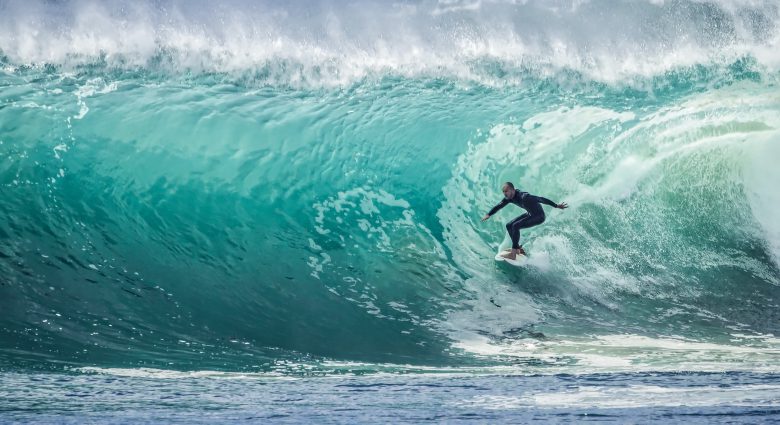 Ein Unternehmen zu gründen kann wild, aufregend und herausfordernd wie Surfen sein - und wenn man vom Brett fällt, muss man einfach wieder aufstehen © Julie Macey / Unsplash