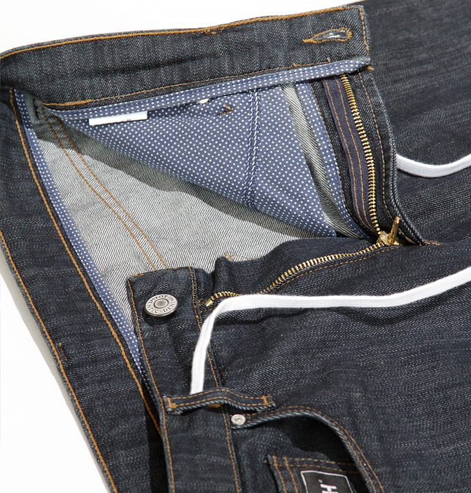 Die neue Jeans hat einen integrierten Gürtel © Vresh