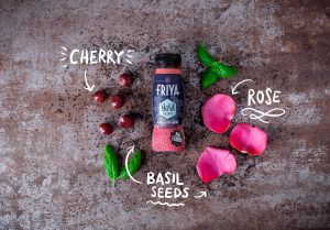 Die Zutaten von Friya Basil liegen auf dem Tisch: Basilikumsamen, Rosenblüten und Kirschen.