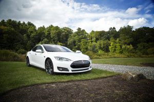 Es muss ja nicht gleich ein Tesla Modell S sein, aber beim Kauf eines Elektroautos gibt es deutliche steuerliche Begünstigungen © Pixabay / Unsplash