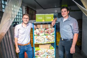 Marc Schlegel (li) und Matthias Kramer mit ihrer Superfood-Pizza aus Leinsamen.