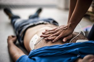 Leistet ihr erste Hilfe bei einem Herzstillstand solltet ihr zwischen 100 und 120 Mal pro Minute pumpen – wenn ihr dabei einen Defibrillator nutzt, ist die Überlebenschance des Betroffenen dreimal so hoch © Fotolia / pixelaway