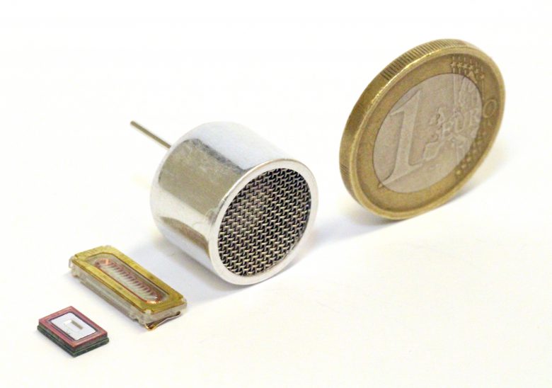 Ganz schön klein: Der Mikrolautsprecher von USound - ganz links - im Größenvergleich mit herkömmlichen Lautsprechern in der Mitte. © USound