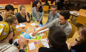 Brettspiel und App als kombiniertes Spiel – die Spezialität von rudy games aus Linz. © rudy games