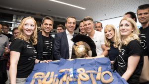 Bundeskanzler Kern mit Runtastic-CEO Florian Gschwandtner und startup300-Vertretern. © Runtastic