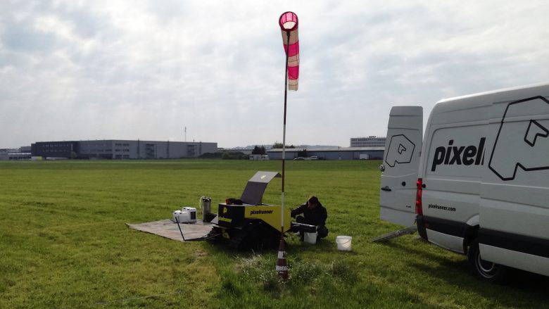 Der Pixelrunner-Drucker auf der grünen Wiese. © Rainer Kargel