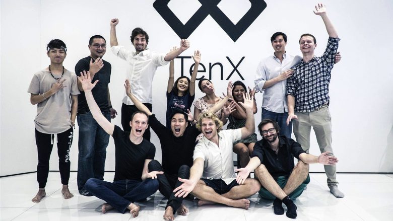 Die TenX-Gründer (sitzend v.l.n.r.) mit Team: Toby Hönisch (CEO), Paul Kitti (COO), Julian Hosp (CMO) Michael Sperk (CTO). © TenX
