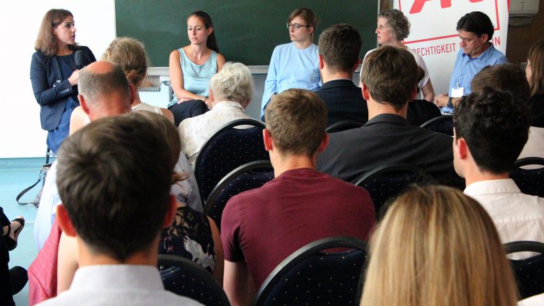 Diskussion in Alpach über das BGE. © Jakob Steinschaden