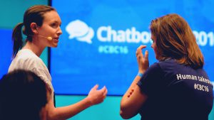 Maggie Childs (Metropole) und Lisa Fassl (aaia) auf der ChatbotConf 2016. © oratio