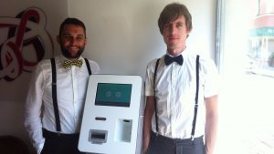 Coinfinity-Gründer Max Tertinegg (r.) mit dem ersten Bitcoin-Automaten Österreichs. © Confinity