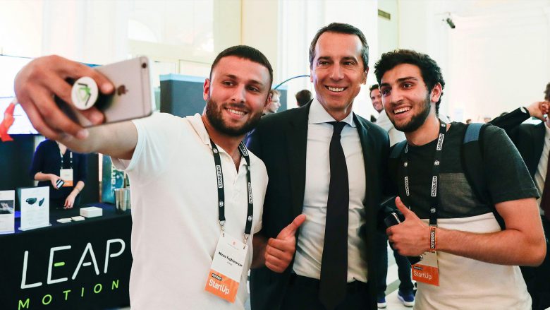 Bundeskanzler Christian Kern (SPÖ) am Pioneers Festival beim Selfie-Machen anno 2017. © BKA/Andy Wenzel