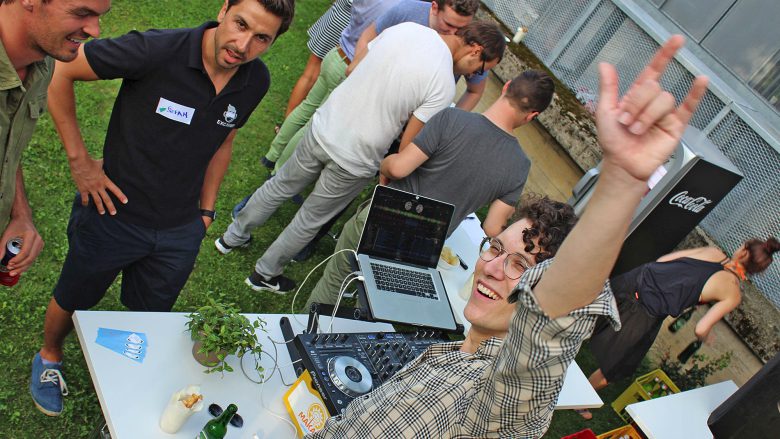 SunnyBag-Gründer Stefan Ponsold, vielleicht mit Liederwunsch beim DJ. © Ideentriebwerk Graz