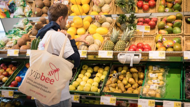 Yipbee-Einkäufer gingen für Kunden shoppen. © Yipbee