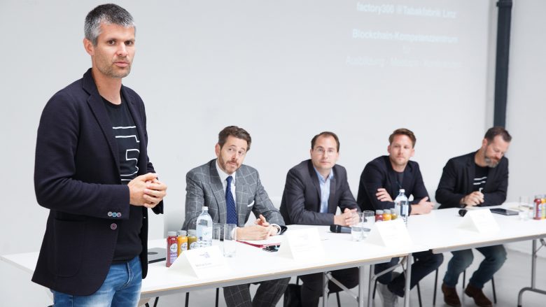 Michael Eisler (startup300), Wirtschaftsminister Harald Mahrer, Paul Pöltner (Conda), Paul Polterauer (Herosphere) und Bernhard Lehner (startup300). © startup300