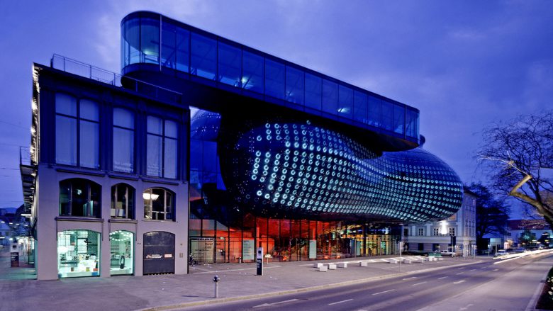 Das Kunsthaus Graz und seine BIX-Fassade. © Universalmuseum Joanneum, Eduardo Martinez
