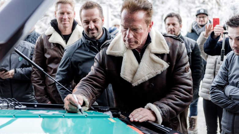 Arnold Schwarzenegger mit dem Kreisel-Team. © Kreisel Electric