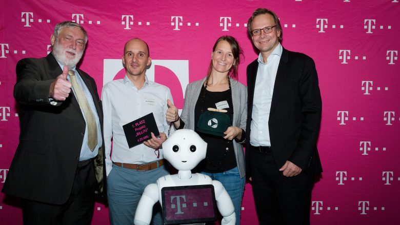 Die BiLLiTii-Gründer mit Franz Fischler, T-Mobile-Chef Andreas Bierwirth und Roboter Pepper. © T-Mobile Austria