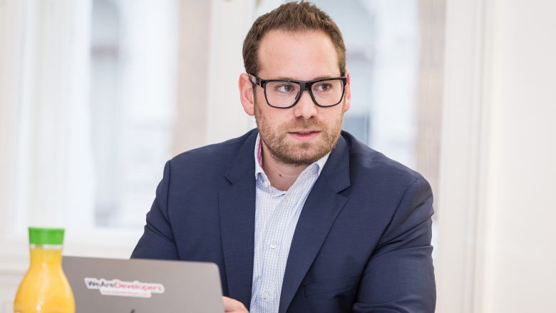 Benjamin Ruschin, Chef von WeAreDevelopers. © Diskussionsrunde im Wiener Büro von WeAreDevelopers. © Gerhard Zeiner, Chief Operating Officer SAP Österreich. © Tamás Künsztler