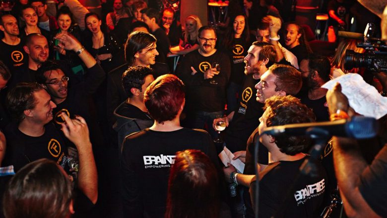 Braintribe-Mitarbeiter beim Feiern. © Braintribe