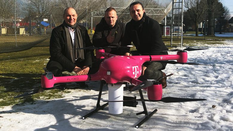 T-Mobile Austria CTO Rüdiger Köster mit dem Drohnen-Team. © Trending Topics