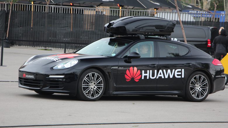 Ein Porsche Panamera mit einem Huawei-Smartphone (quasi) am Steuer. © Jakob Steinschaden