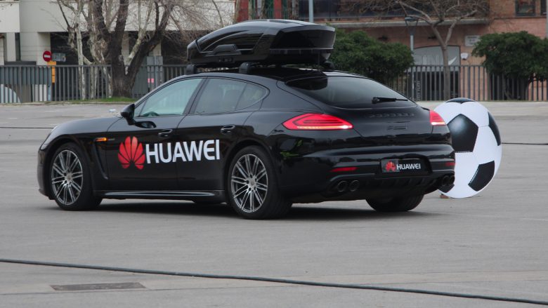 Ein Porsche Panamera mit einem Huawei-Smartphone (quasi) am Steuer. © Jakob Steinschaden