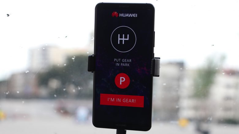 Ein Porsche Panamera mit einem Huawei-Smartphone (quasi) am Steuer. © Jakob Steinschaden