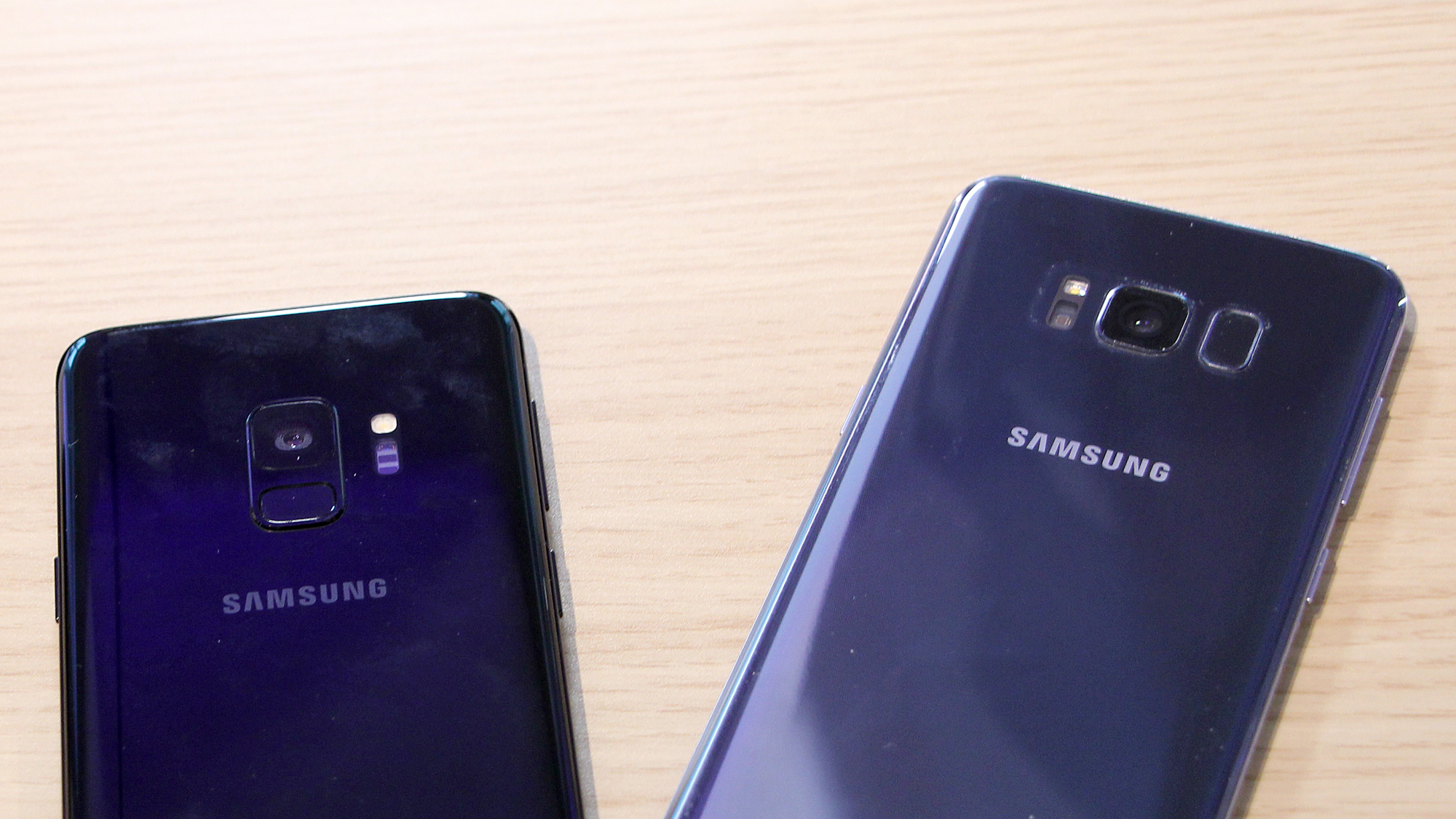 Der Fingerprint-Scanner hat am Samsung Galaxy S9 eine neue Position (li.) © Trending Topics