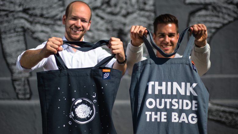 Die goodbag-Gründer Christoph Hantschk und Philipp Wasshuber mit der NFC-Tasche. © goodbag.io