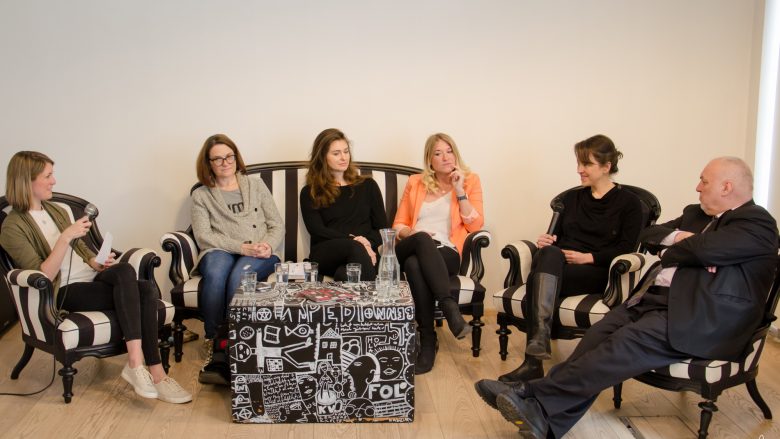 Podiumsdiskussion im Loffice, v.l.: Sara Grasel, Elizabeth Lux, Jacqueline Resch, Tanja Sternbauer, Norah Fröhlich, Alfred Pritz © Niki Sarfi