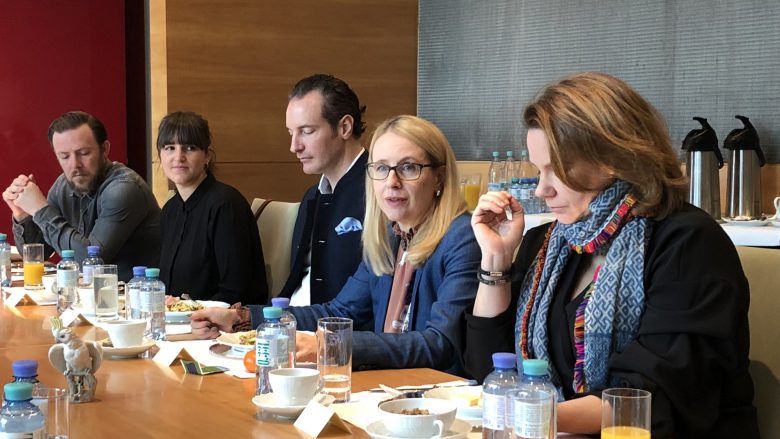 Margarete Schramböck bei einem Frühstück mit österreichischen Gründern in Berlin. © BMDW
